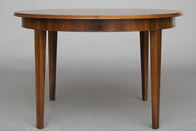 Extension table with 3 extra leaves.
Danish modern.
Rosewood.
Nice refinished condition.
