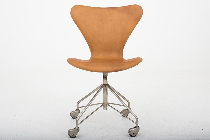 Arne Jacobsen / Fritz Hansen
AJ 3117 - "Seven" office chair reupholstered in Dunes Cognac leather. 
KLASSIK offers upholstery of the AJ 3117 office chair in fabric or leather of 
your choice. Please contact us for more information.
Availability: 6-8 weeks
