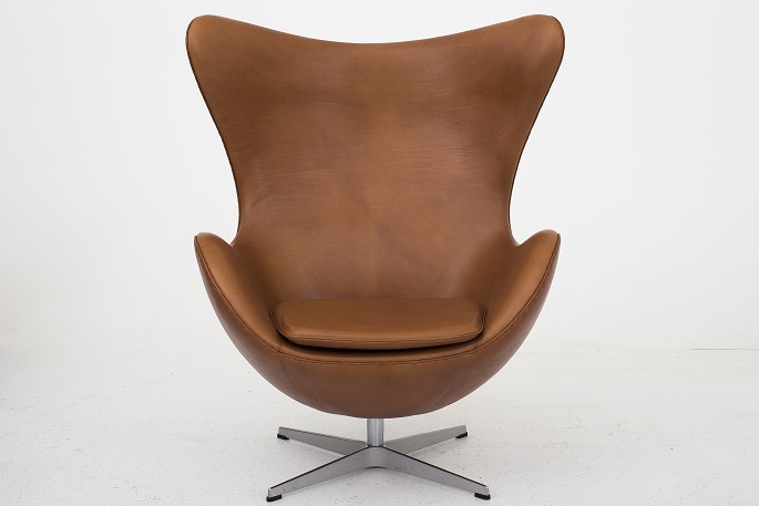 Arne Jacobsen / Fritz Hansen
AJ 3316 "Ægget" lænestol med ny fod. Nybetrukket i KLASSIK Cognac-læder (vist 
med læderfedt).
Leveringspris: 6-8 uger
Stand: Nyrestaureret
