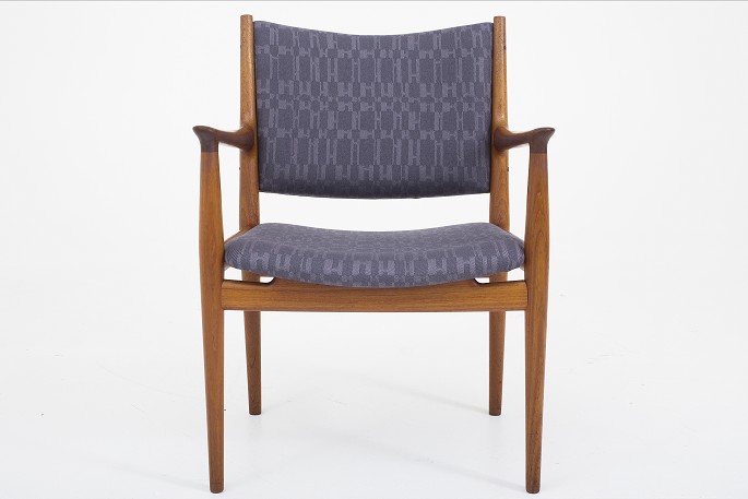 Hans J. Wegner / Johannes Hansen
JH 513 - Nybetrukket armstol i teak med Ophlaine Carchemire Orage fra Hermés
Pæn, brugt stand
5 stk. på lager
