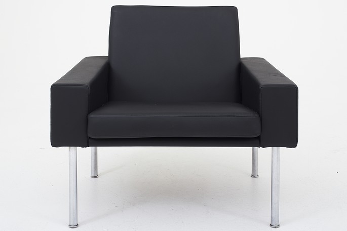 Hans J. Wegner / AP Stolen
AP 34/1 - Reupholstered easy chair in black Savanne leather and steel legs. 
KLASSIK offers upholstery of the chair in fabric or leather of your choice.
Availability: 6-8 weeks
