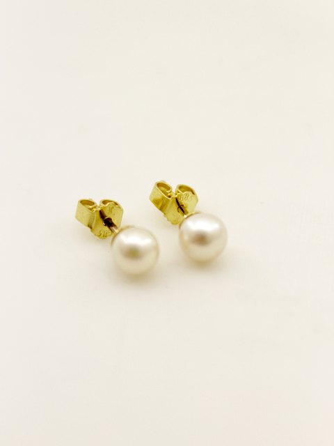 14ct gold stud earrings with culture pearl sold