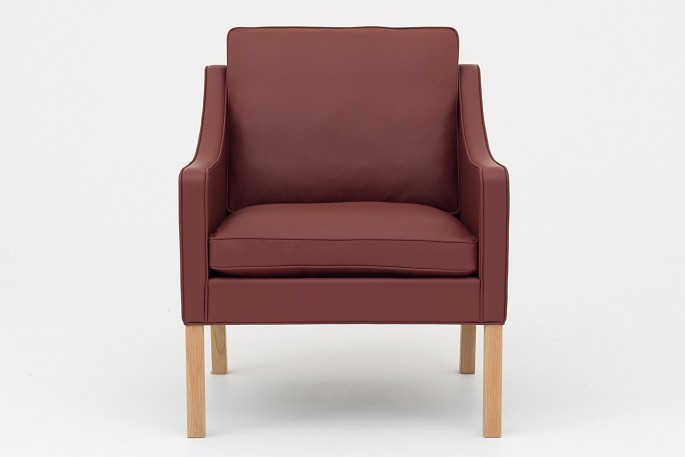 Børge Mogensen / Fredericia Furniture
BM 2207 - Nybetrukket lænestol i Spectrum Rust-læder (code 30109). Vi tilbyder 
polstring af the chair med stof eller læder efter eget valg
Leveringstid: 6-8 uger
Nyrestaureret
