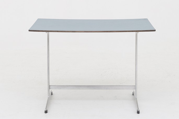 Arne Jacobsen / Fritz Hansen
Coffee table on shaker base of steel and top in blue formica. From the SAS 
Hotel and designed in 1958
Good, used condition
1 pc. in stock
