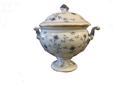 Terrin, sommerfugl med guldkant
Bing og Grøndahl
Porcelæn
H: 31 cm
Fin stand
