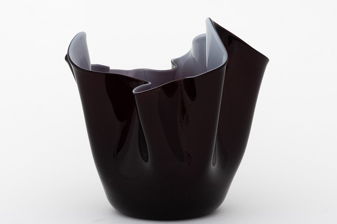 Paolo Venini & Fulvio Bianconi / Venini
Fazzoletto vase in dark purple glass from the 1950s. Model: Handkerchief.
1 pc. in stock
Good condition
Location: KLASSIK Flagship Store - Bredgade 3, 1260 KBH. K.
