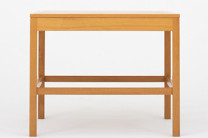 Børge Mogensen / Fredericia Furniture
Sidebord i lyst egetræ.
1 stk. på lager
Pæn stand.
