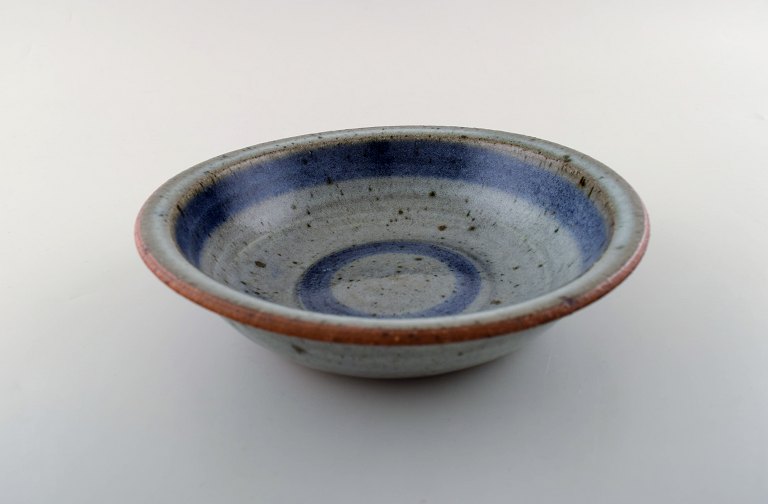 Helle Allpass (1932-2000). Low bowl of glazed stoneware in beautiful blue and 
grey glaze with iron spots. 1960 / 70