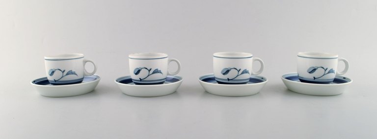 B&G, Bing & Grøndahl. Korinth mokkakop i håndmalet porcelæn med underkop. Sæt på 
4 stk. Modelnummer: 463.