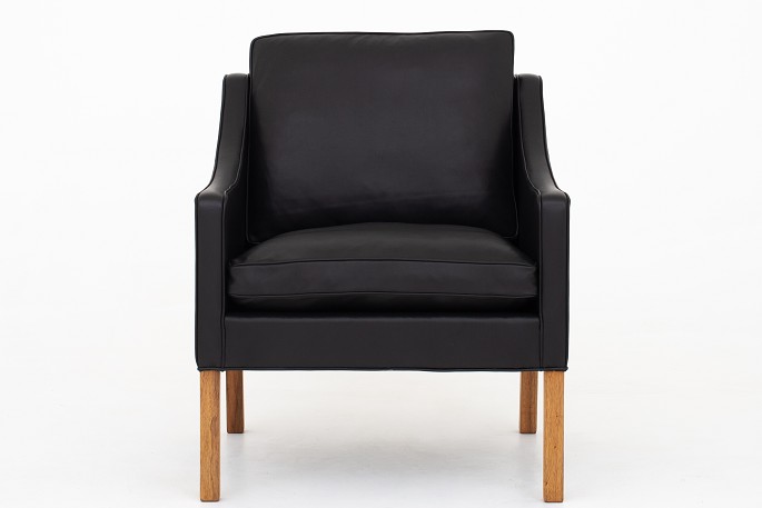 Børge Mogensen / Fredericia Furniture
BM 2207 - Nybetrukket lænestol i sort Pleasure-læder og ben i teak. KLASSIK 
tilbyder polstring af lænestolen med stof eller læder efter eget ønske.
Leveringstid: 6-8 uger
Ny-restaureret
