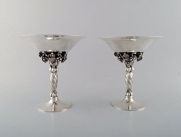 Johan Rohde for Georg Jensen. Et par drueklase opsatser i 
hammerslåetsterlingsølv. Modelnummer 263. Dateret 1925-1932.