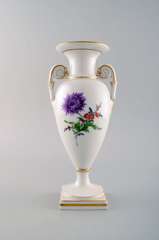 Meissen empire vase med håndmalet blomstermotiv. Ca. 1920.
