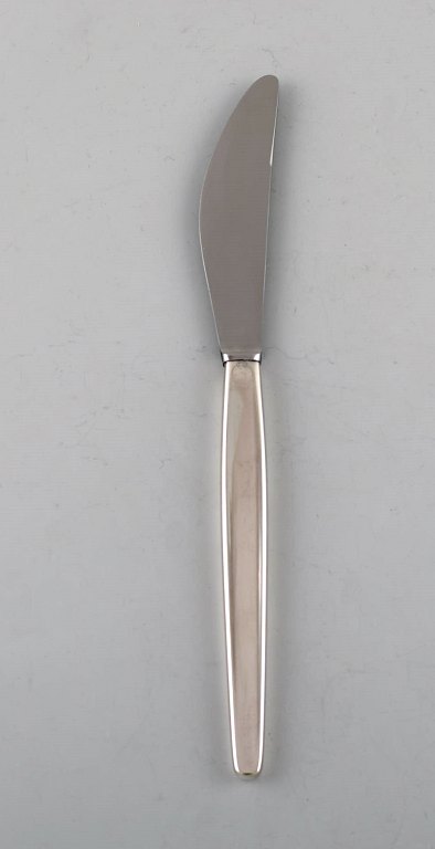 Tias Eckhoff for Georg Jensen. "Cypress" stor frokostkniv i sterlingsølv og 
rustfrit stål. 
