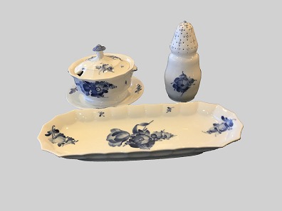 Elongated dish no. 
Gravy boat no. 8602
Sugar castor no. 8222
"Blå blomst" / Blue flower
Royal Copenhagen
Dish: 825 DKK
Sugar coater: 625 DKK
Gravy boat: 1475 DKK
