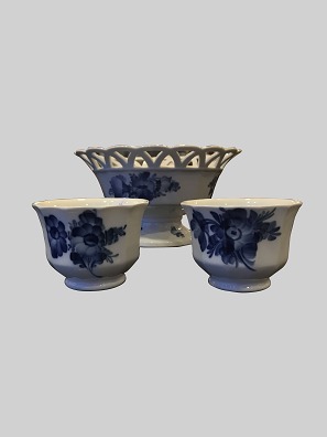 Two bowls no. 8501A
Fruit bowl no. 8592
"Blå blomst" / Blue flower with edged
Royal Copenhagen
Porcelain
Bowls: H: 8 cm, Diameter: 11 cm
Fruit bowl: H: 14 cm, Diameter: 25 cm
Second assortment
Bowls: 185 DKK per piece
Fruit bowl: 2400 DKK
