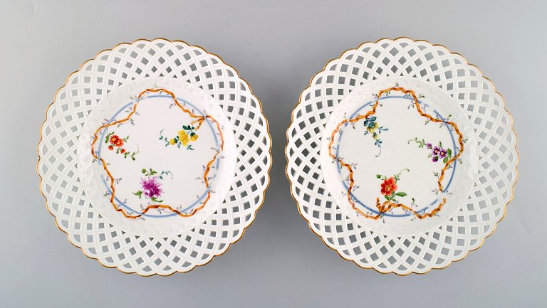 Two antique Meissen plates in pierced porcelain with hand-painted floral motifs. 
Museum Quality. Dated 1773-1814.
