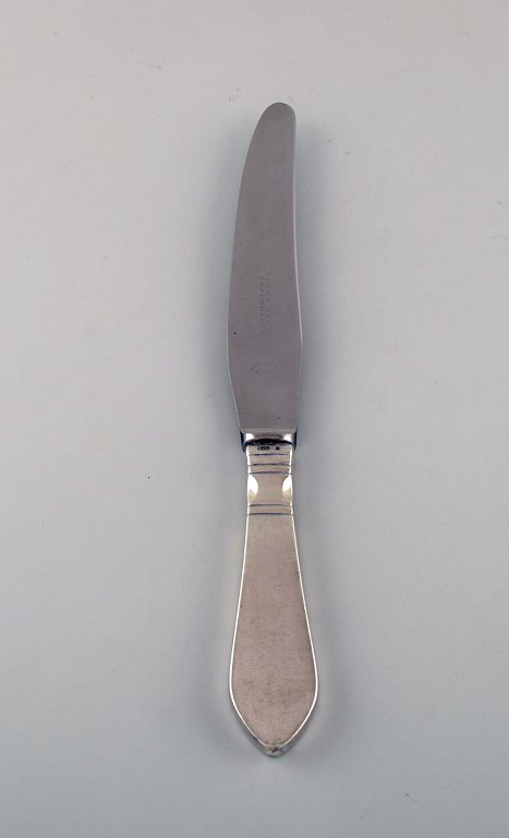 Georg Jensen "Antik" middagskniv i sterlingsølv og rustfrit stål. Dateret 
1915-30. To stk på lager 
