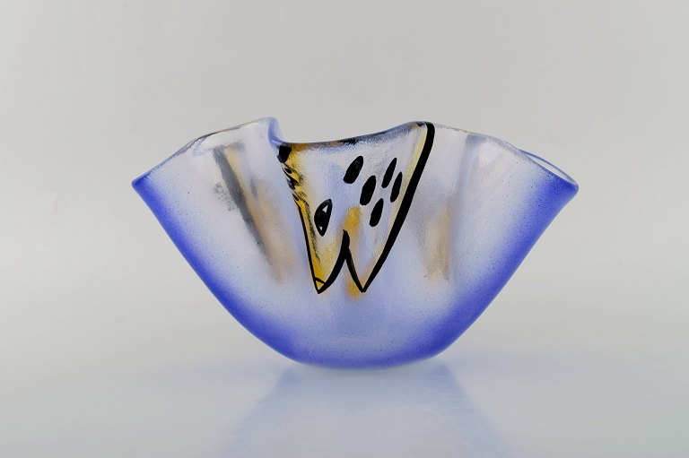 Ulrica Hydman Vallien for Kosta Boda. Bowl in mouth-blown art glass with fish 
motifs. Swedish design, 1980s.
