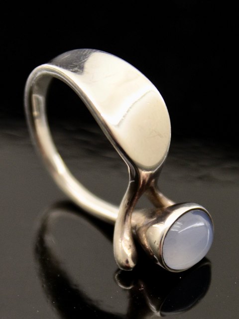 Iconic Georg Jensen vintage ring designed by Vivianna Turan Bülow-Hübe sterling 
silver with moonstone