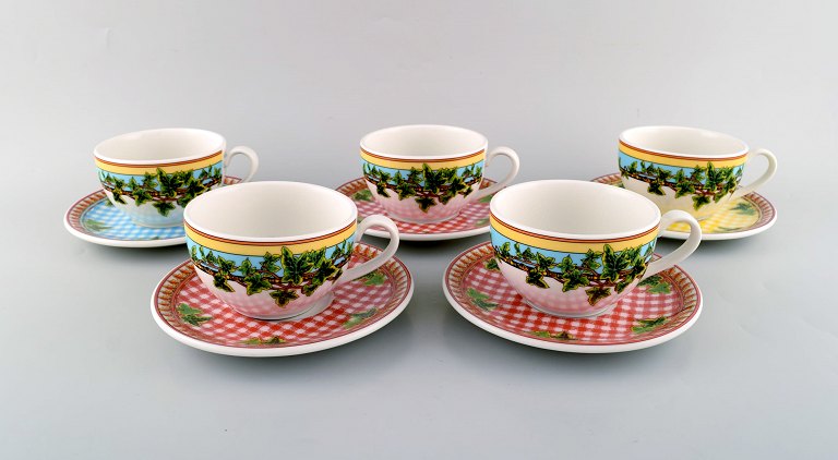 Gianni Versace for Rosenthal. Fem store "Ivy Leaves" tekopper med underkopper. 
Sent 1900-tallet. 
