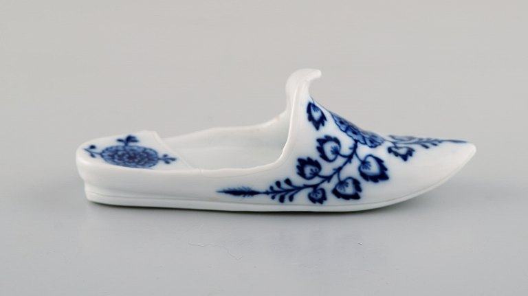 Meissen, Tyskland. Antik miniature slipper i håndmalet porcelæn. 1800-tallet.  
