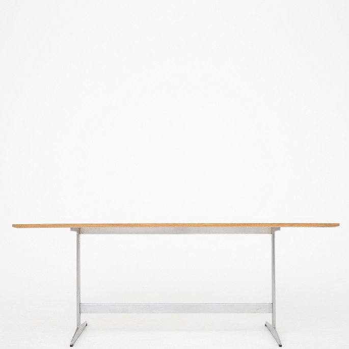 Arne Jacobsen / Fritz Hansen
AJ Shaker table in white laminate with oak edges and brushed steel frame.
1 pc. in stock
Good condition
