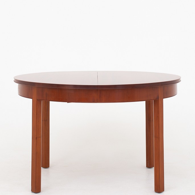 Jacob Kjær / Own workshop
Dining table in solid mahogany w. three extension leaves in pine.
1 pc. in stock
Good, used condition

