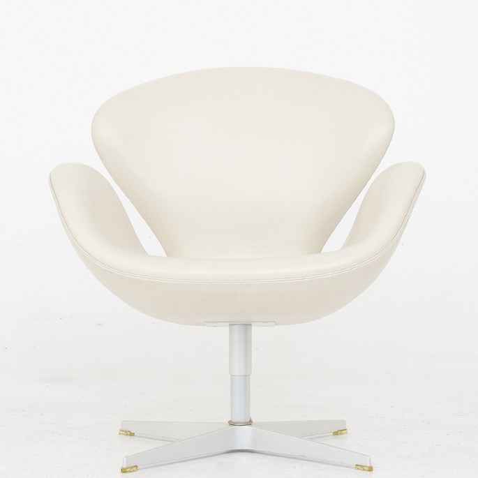 Arne Jacobsen / Fritz Hansen
AJ 3320 - The Swan (jubilee model) in white leather and base of white metal. 
Limited edition of 1958 chairs.
1 pc. in stock
Good condition
