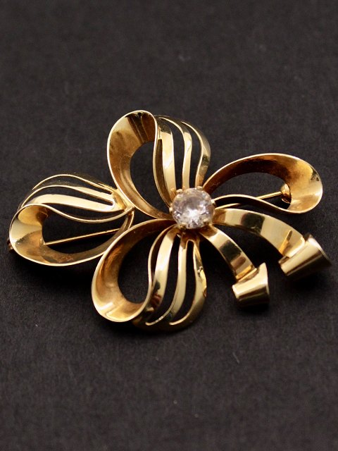 14 karat guld broche 4 x 2,8 cm. med klar sten