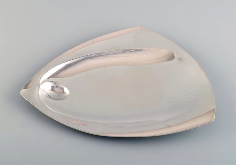 Tapio Wirkkala, Hopeakeskus, Tavastehus, Finland. Modernist bowl in silver. 
Dated 1968.
