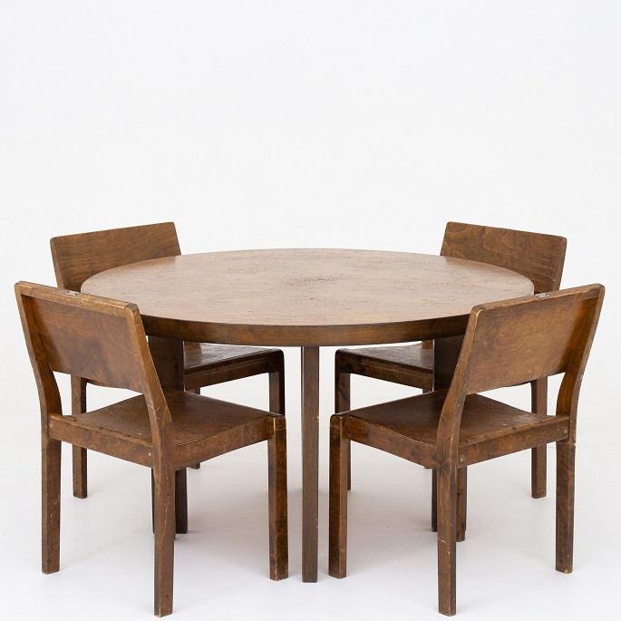 Alvar Aalto / Huonekalutehdas Korhonen Oy
Sjældent spisebordssæt i patineret masurbirk. Spisebord (model 91) og fire 
stole (model 611).
1 stk. på lager
Original stand
