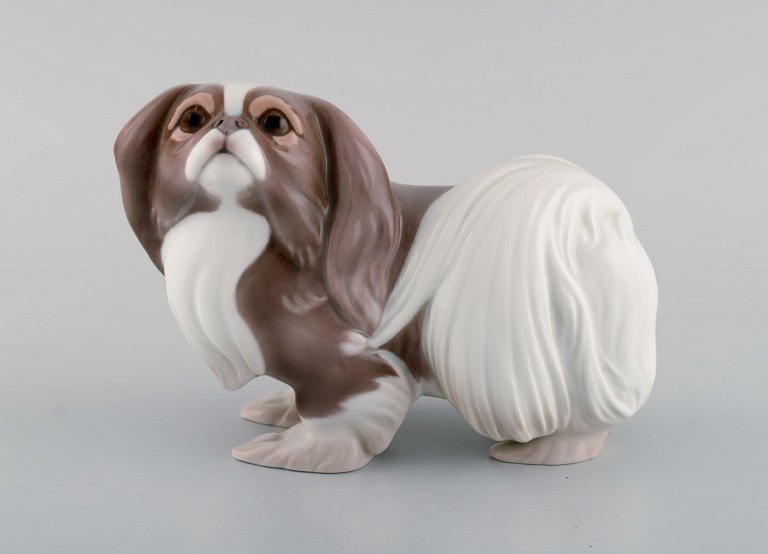 Sveistrup Madsen for Bing & Grøndahl. Porcelænsfigur. Stående pekingeser. Midt 
1900-tallet.
