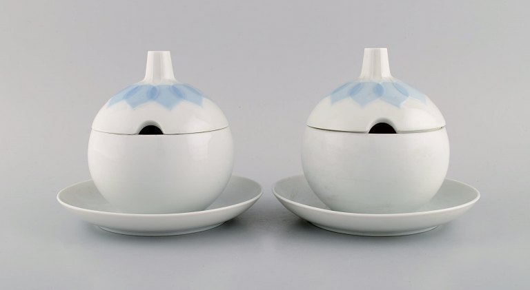 Bjørn Wiinblad for Rosenthal. To Lotus saucekander i porcelæn dekoreret med 
lyseblå lotusblade. 1980