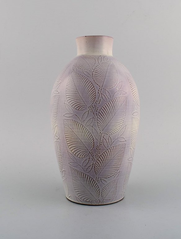 Nils Thorsson for Royal Copenhagen. Vase i glaseret keramik med bladdekoration. 
Dateret 1944.
