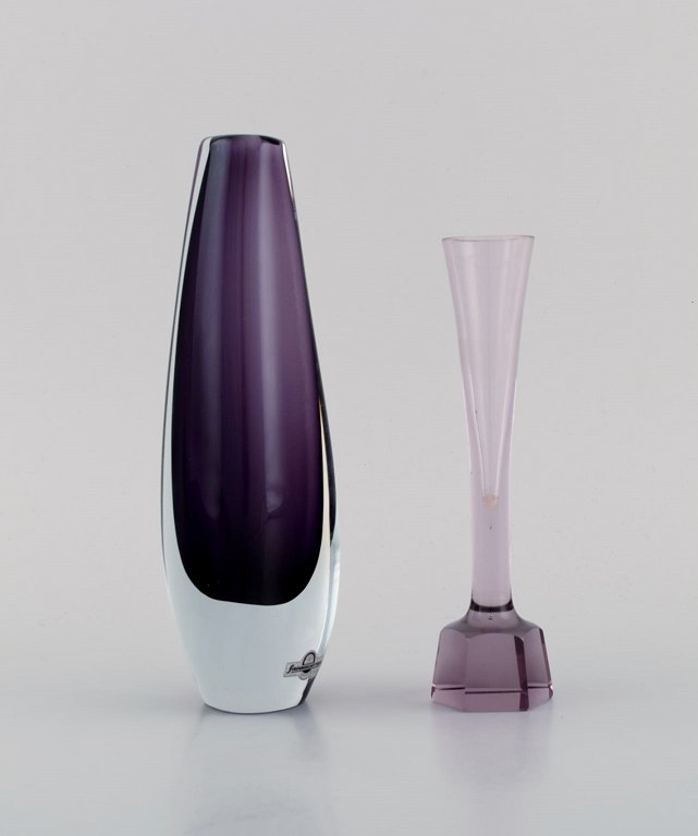 Strömbergshyttan, Sweden. Two vases in purple mouth-blown art glass. 1960s / 
70s.
