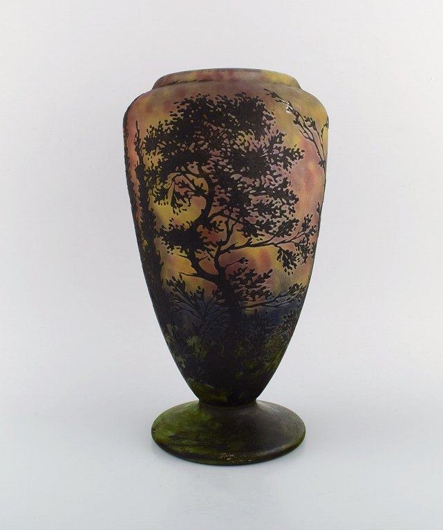 Daum Nancy, Frankrig. Stor vase i mundblæst kunstglas dekoreret med landskab med 
træer. Ca. 1920.
