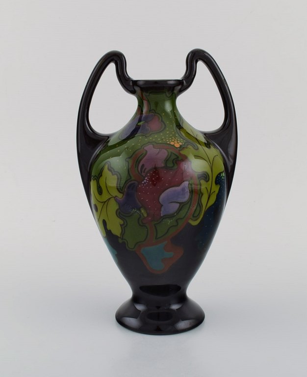 Regina, Holland. Antik art nouveau vase i glaseret keramik med håndmalede 
blomster og bladværk. Ca. 1910.
