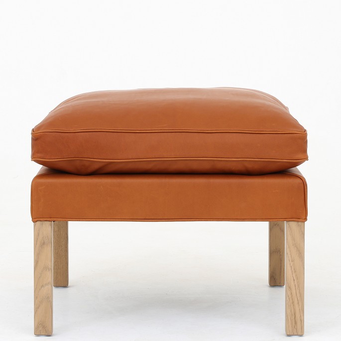 Børge Mogensen / Fredericia Furniture
BM 2202 - Reupholstered foot stool in Klassik Cognac and legs in oak.
Availability: 6-8 weeks
Renovated
