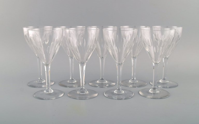 Baccarat, Frankrig. 9 rødvinsglas i klart mundblæst krystalglas. Midt 
1900-tallet.
