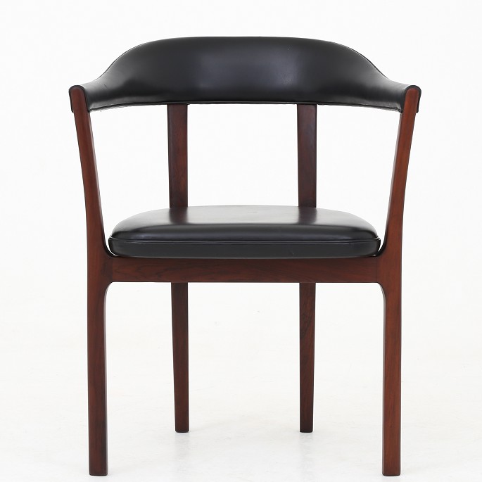 Rare armchair in rosewood and black leather. Model J2833. Designed in 1958.
1 pc. in stock
Good condition
