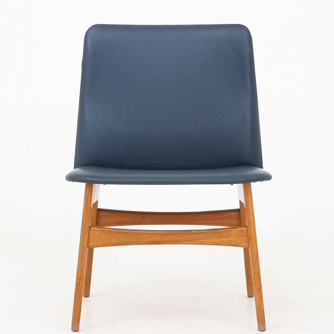 Børge Mogensen / Fredericia Furniture
BM 230 - Lænestol med stel af eg og sæde og ryg betrukket i blåt læder. 
Formgivet i 1954.
3 stk. på lager
Pæn stand

