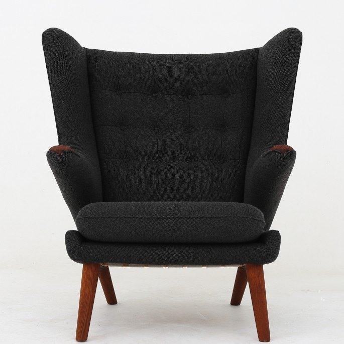 Hans J. Wegner / AP Stolen
AP 19 - Reupholstered papa bear chair in Hallingdal 65 (code 173) with paws and 
legs in stained oak.
Availability: 6-8 weeks
Renovated
