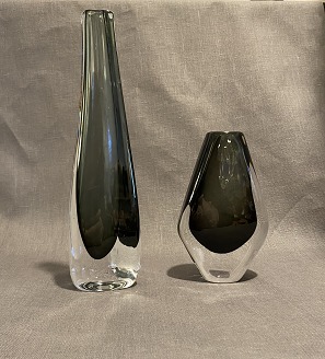 2 vases
Orrefors nr.3538 1150 KR. and nr.3595 450 KR.
H: 29,5 cm, 17 cm
Good condition
Niels Landberg
