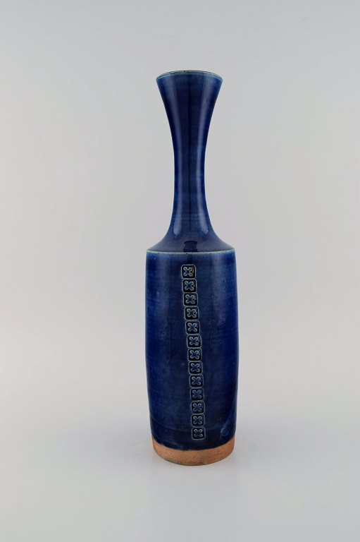 Jacob Bang (1932-2011) for Arne Bang. Stor unika vase i glaseret stentøj med 
geometriske mønstre. Smuk glasur i blå nuancer. Midt 1900-tallet.
