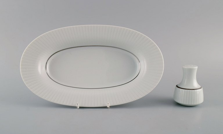 Tapio Wirkkala for Rosenthal. Sjælden Modulation saltbøsse og fad / skål i 
riflet porcelæn. Platinum Detail. Klassisk og tidsløst design. 1960