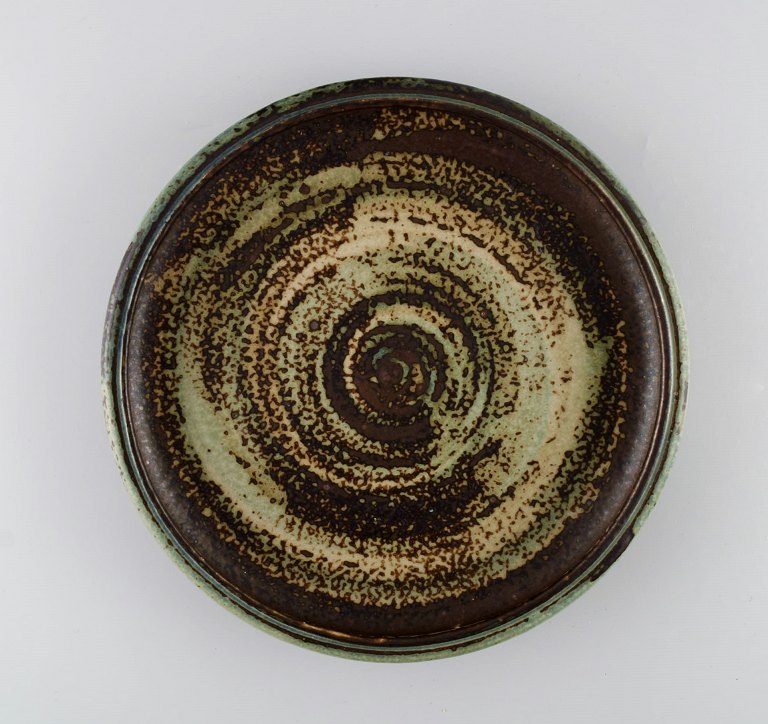 Carl Halier for Royal Copenhagen. Round dish / bowl in glazed ceramic. Beautiful 
sung glaze. 1970s.
