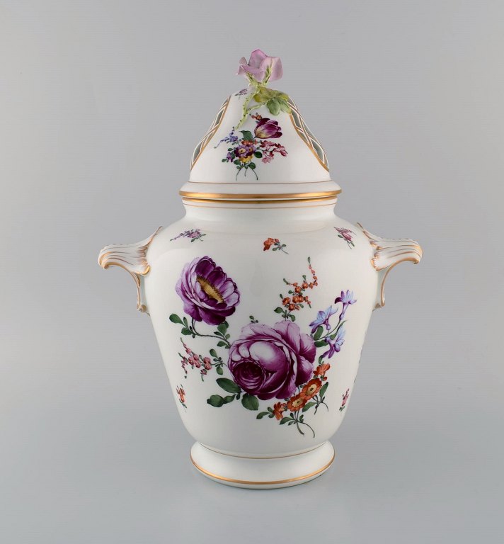 Stor antik Dresden prydvase vase i håndmalet porcelæn. Blomster og 
gulddekoration. Rose i relief på låget. Ca. 1900.
