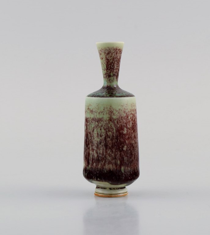 Berndt Friberg (1899-1981) for Gustavsberg Studiohand. Miniature vase i glaseret 
keramik. Smuk glasur i lilla og turkis nuancer. 1970