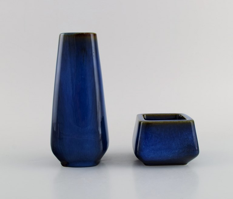 Sven Jonson for Gustavsberg. Lagun vase og skål i glaseret stentøj. Smuk glasur 
i blå nuancer. 1960/70