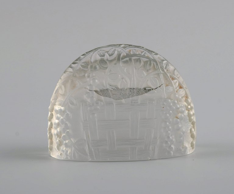 Tidlig Lalique Cassis bordkortholder i klart kunstglas med blomsterkurv i 
relief. 
Cirka 1924.
